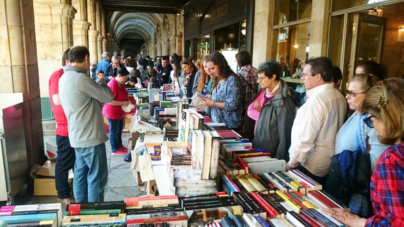 Balance positivo de ventas y participación del público en el Día del Libro de Salamanca