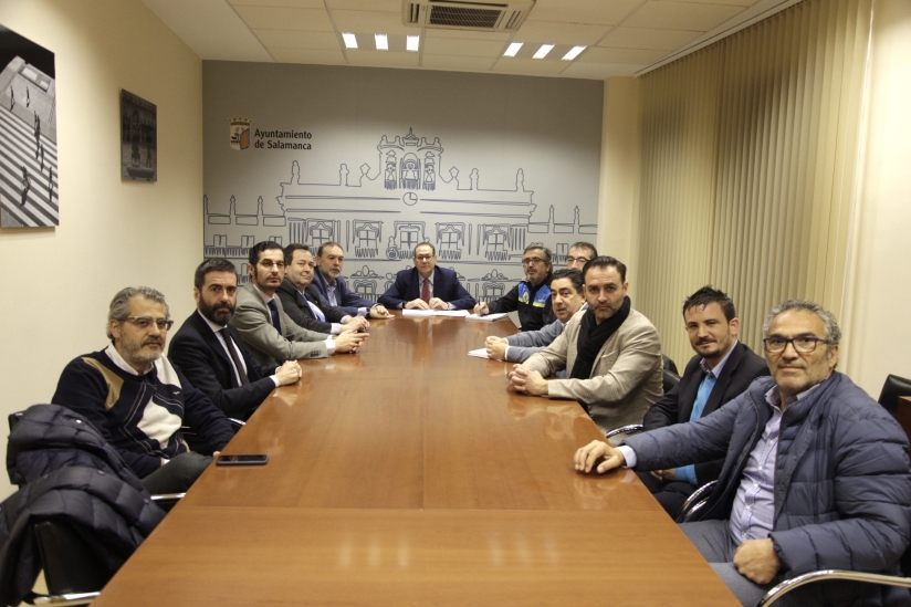 REUNIóN DEL AYUNTAMIENTO, COMERCIANTES, HOSTELEROS Y DISTRIBUIDORES PARA MEJORAR LA CARGA Y DESCARGA