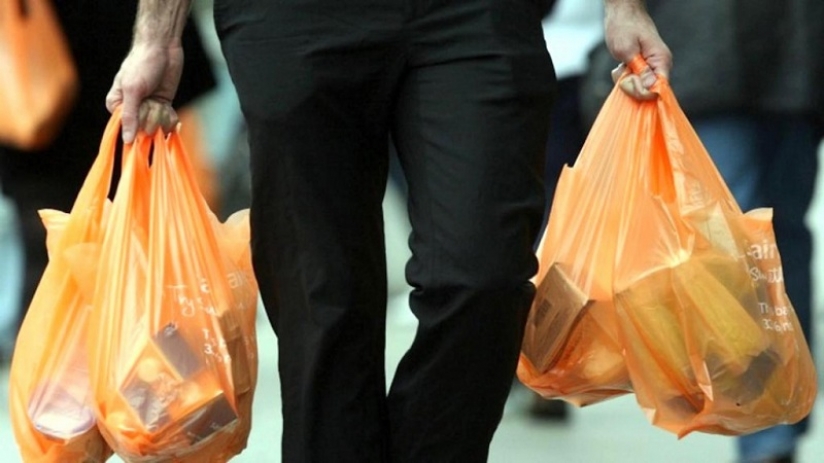 SE RETRASA LA OBLIGATORIEDAD DE COBRAR LAS BOLSAS DE PLáSTICO EN LOS COMERCIOS