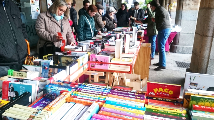 LA LLUVIA NO EMPAñA EL éXITO DEL DíA DEL LIBRO, QUE CIERRA CON BUENAS VENTAS Y PARTICIPACIóN