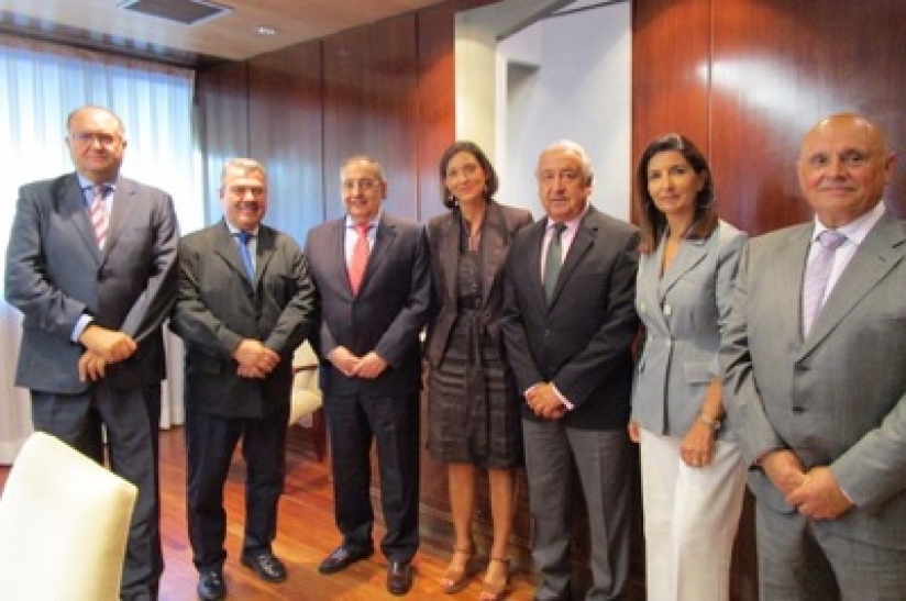EL GOBIERNO SE COMPROMETE A ESTUDIAR SOLUCIONES AL PROBLEMA DE LA LIBERALIZACIóN DE LAS REBAJAS 