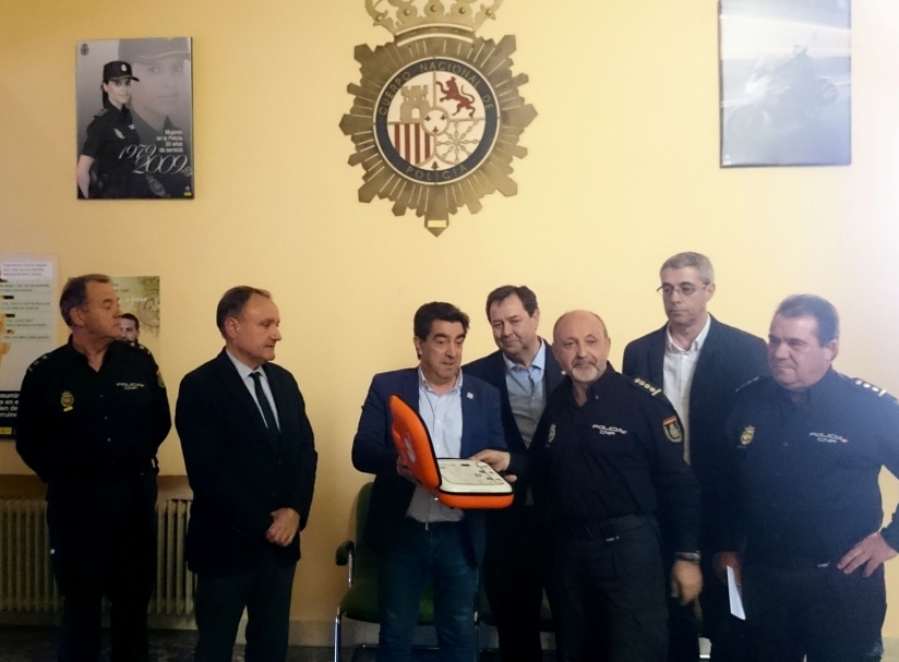 CES DONA UN DESFIBRILADOR A LA POLICíA NACIONAL DE SALAMANCA DENTRO DEL PROGRAMA UN CORAZóN UN DESA