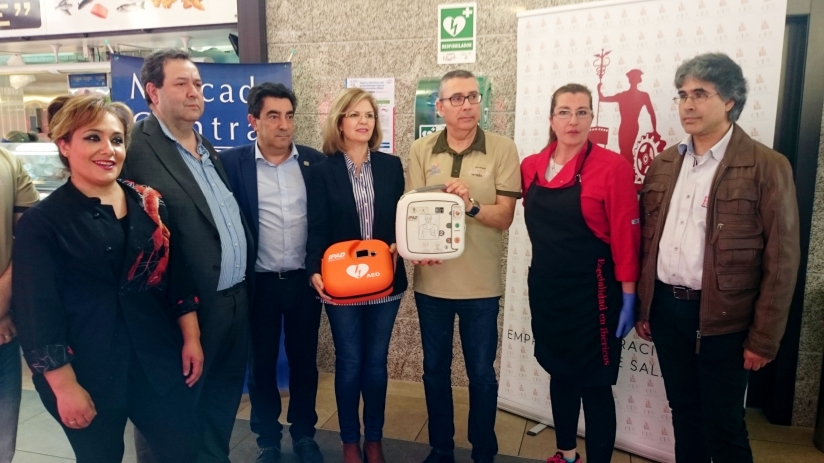 EL MERCADO CENTRAL SE CONVIERTE EN ESPACIO CARDIOPROTEGIDO TRAS LA INSTALACIóN DE UN DESFIBRILADOR