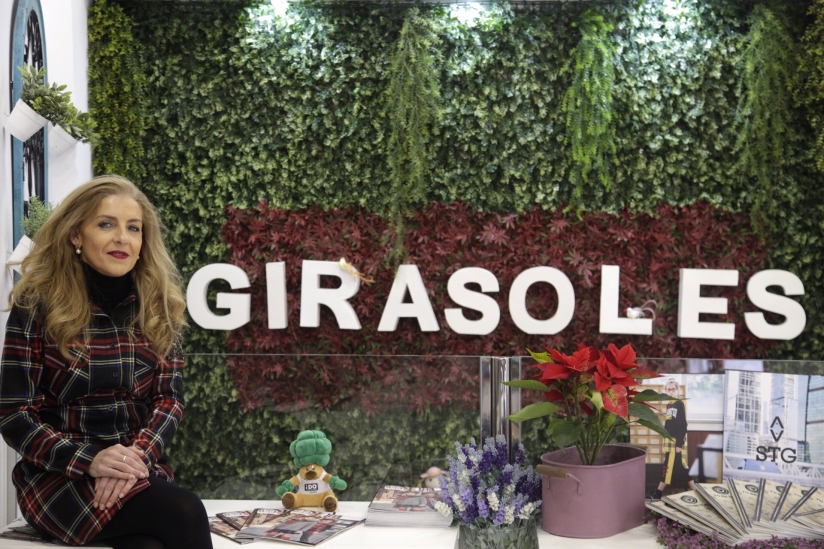 LA DISEñADORA HORTENSIA MAESO PRESENTA SU NUEVA COLECCIóN DE COMUNIONES DE LA MANO DE GIRASOLES