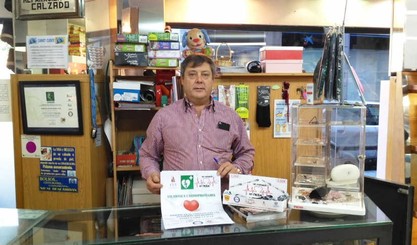 YA A LA VENTA LAS PULSERAS SOLIDARIAS PARA INSTALAR DESFIBRILADORES EN LOS COMERCIOS DE SALAMANCA